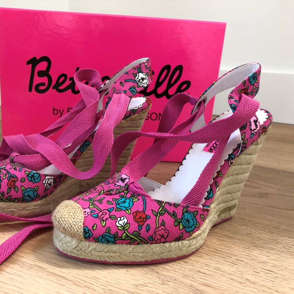 Betsey Johnson "Betseyville" Victoria Size 7
